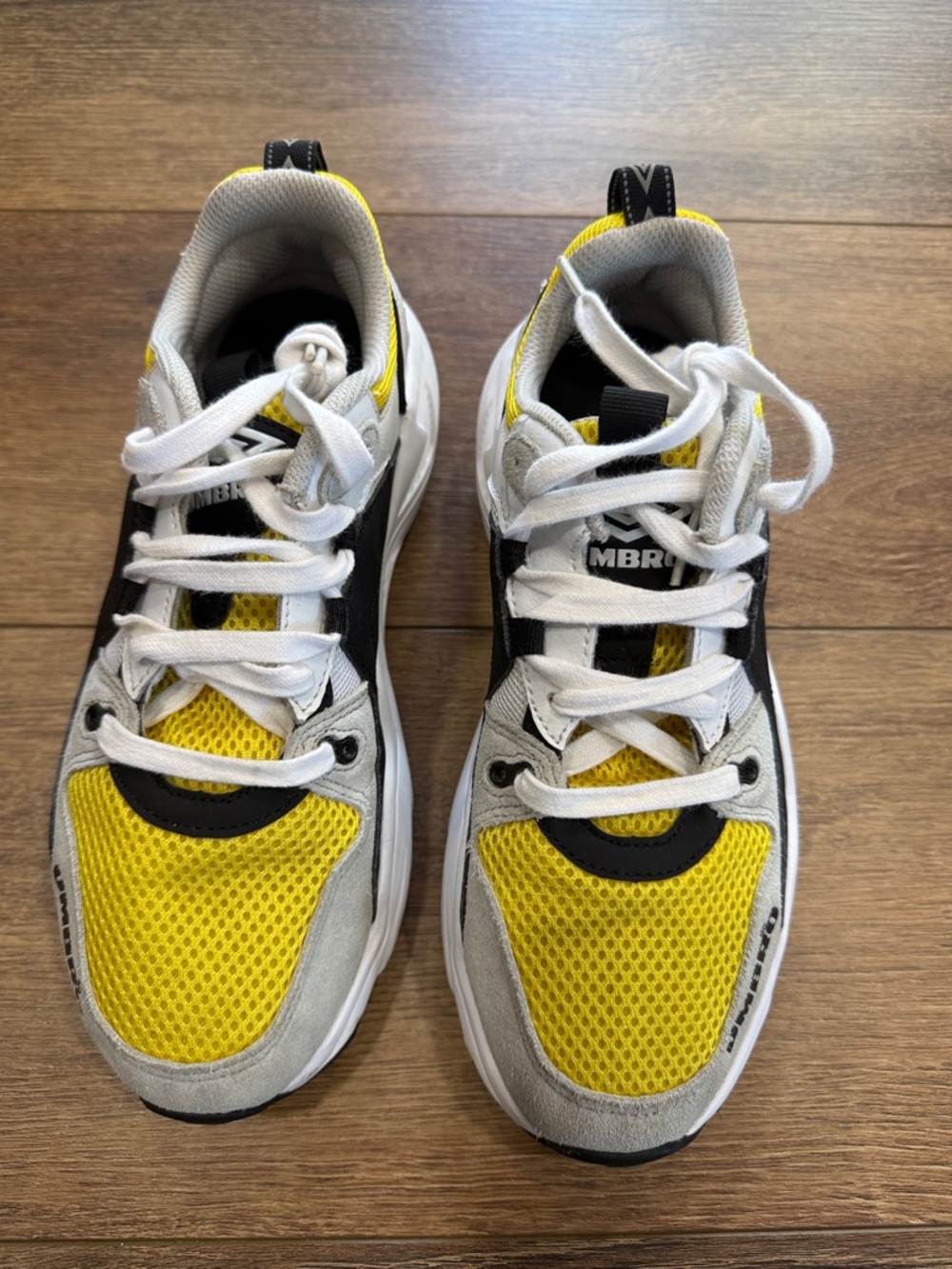 UMBRO  Yellow, White & Black Mesh Sneakers SIZE 7